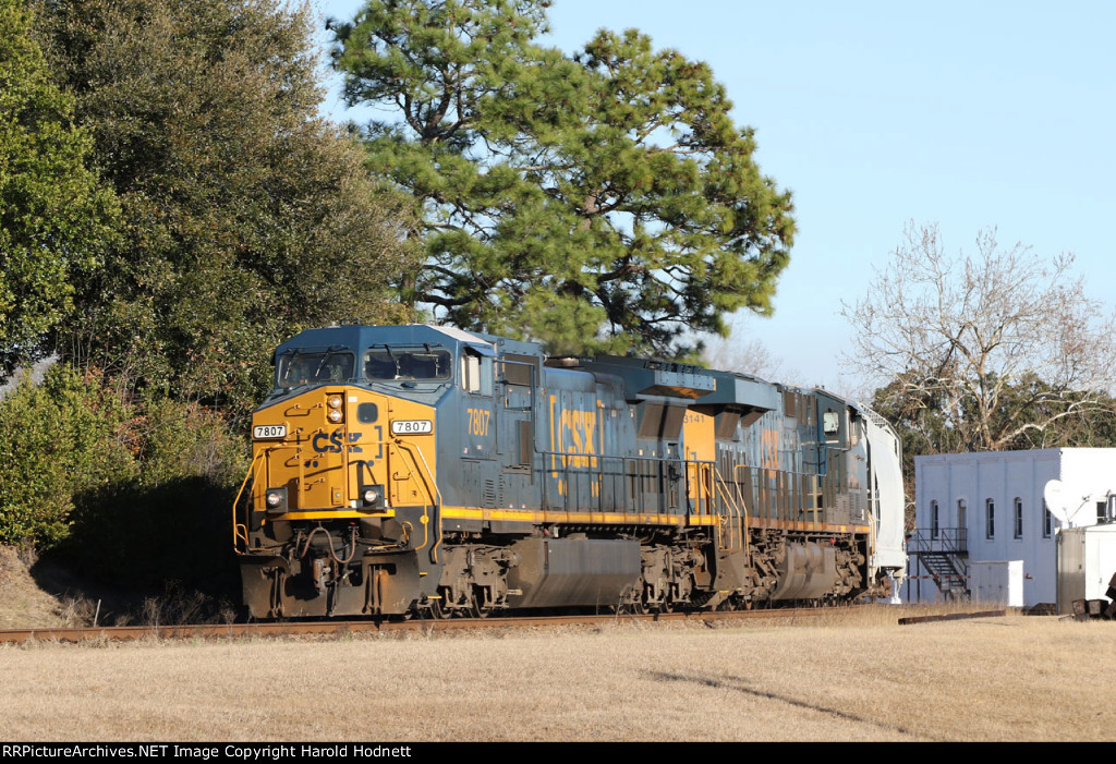 CSX 7807 leads train L600 westbound down track 1